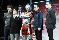 左から清水栄一、下口智裕、ULTRAMAN、神山健治監督、荒牧伸志監督。
