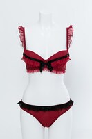 真紅モデルのランジェリーセット。