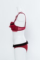 真紅モデルのランジェリーセット。