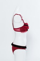 真紅モデルのランジェリーセット。