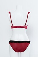 真紅モデルのランジェリーセット。