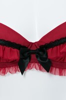 真紅モデルのランジェリーセット。