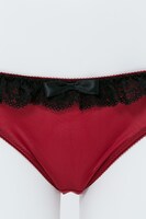 真紅モデルのランジェリーセット。