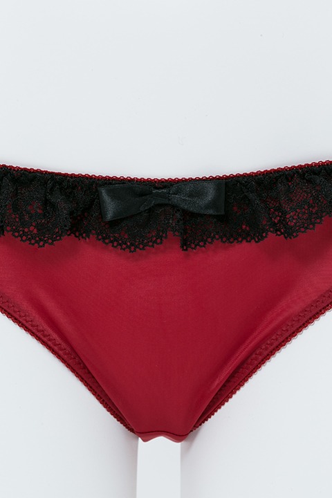 真紅モデルのランジェリーセット。