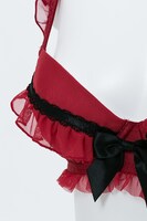 真紅モデルのランジェリーセット。