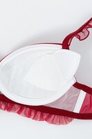 真紅モデルのランジェリーセット。