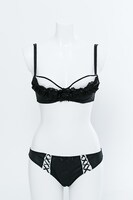 水銀燈モデルのランジェリーセット。