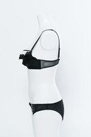 水銀燈モデルのランジェリーセット。