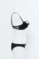 水銀燈モデルのランジェリーセット。