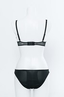 水銀燈モデルのランジェリーセット。