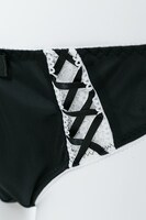 水銀燈モデルのランジェリーセット。