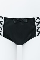 水銀燈モデルのランジェリーセット。