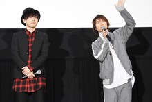 左から曇空丸役の梶裕貴、曇宙太郎役の代永翼。