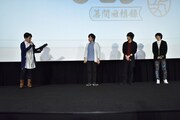 舞台挨拶の様子。キャストたちはそれぞれ自分が演じる刀剣男士のイメージカラーを身に付けている。