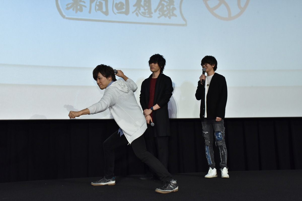 ライブビューイングの観客に向けてポーズを決める市来光弘。