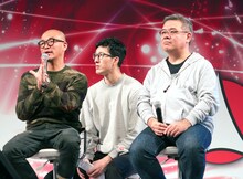 左からキム・ジョンギ、内藤泰弘。後列はキムの通訳。