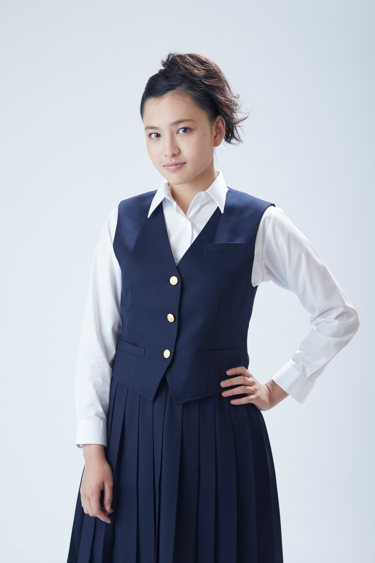北村優衣扮する上田良子。