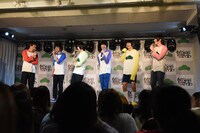 記者会見の様子。