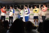 記者会見の様子。