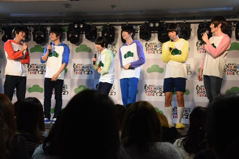 記者会見の様子。