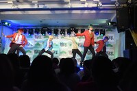 「Forever 6ock You」のミニライブ。