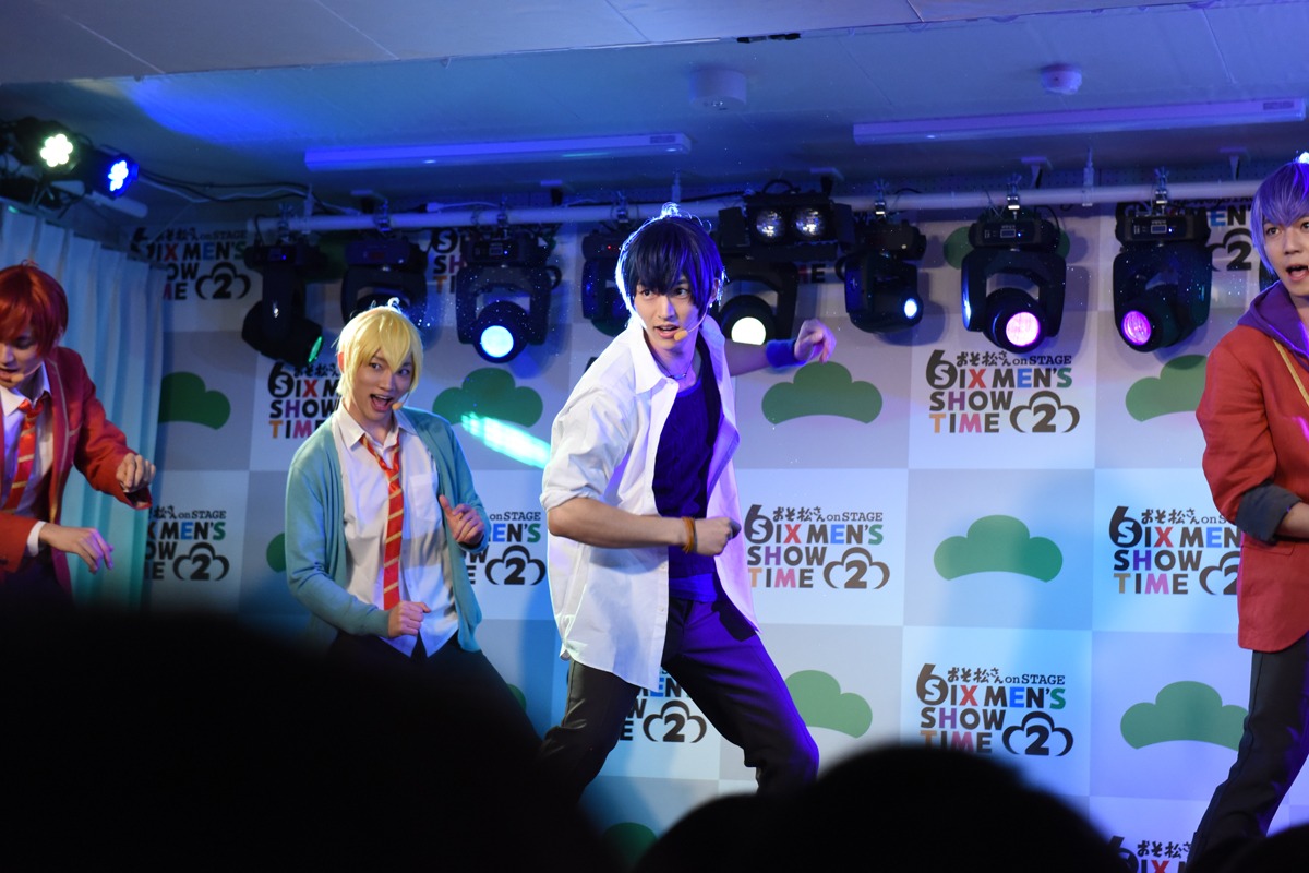「Forever 6ock You」を披露するF6。