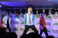 「Forever 6ock You」のミニライブ。