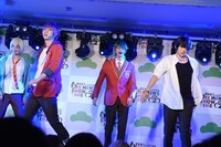 「Forever 6ock You」のミニライブ。
