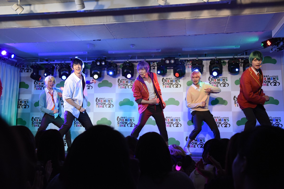 「Forever 6ock You」を披露するF6。