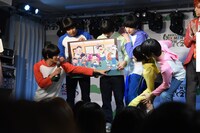 記者会見の様子。