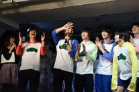 ソロで歌を歌い出した柏木佑介。