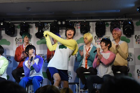 舞台「おそ松さん on STAGE ～SIX MEN’S SHOW TIME 2～」公開記者会見の様子。