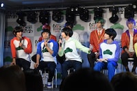 記者会見の様子。