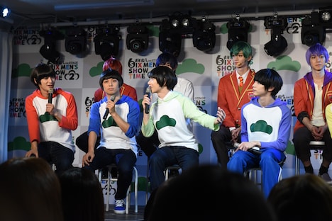 舞台「おそ松さん on STAGE ～SIX MEN’S SHOW TIME 2～」公開記者会見の様子。