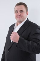 マイク役の把瑠都。