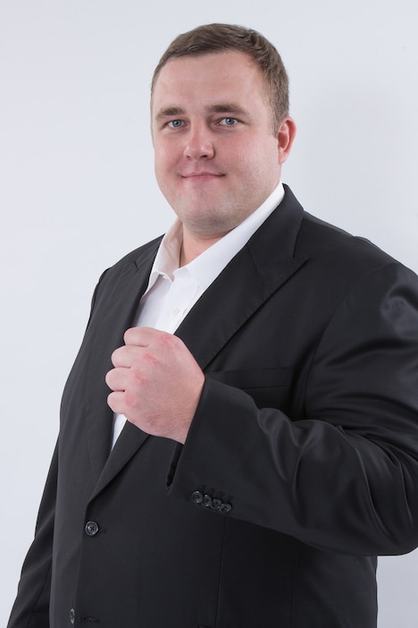 マイク役の把瑠都。