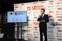 「VR PARK TOKYO IKEBUKURO」オープン記念のVR説明会の様子。アドアーズの取締役・安藤史博氏。