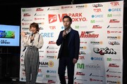 「VR PARK TOKYO IKEBUKURO」オープン記念のVR説明会の様子。左から鈴木奈々、岩井勇気。
