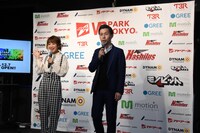 「VR PARK TOKYO IKEBUKURO」オープン記念のVR説明会の様子。左から鈴木奈々、岩井勇気。
