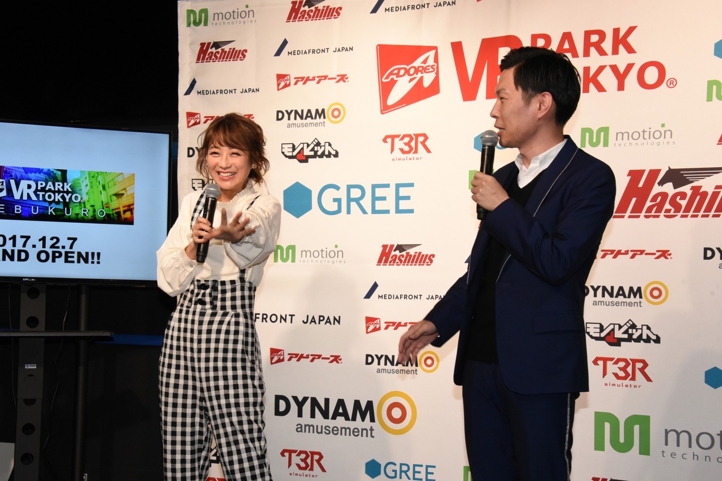 「VR PARK TOKYO IKEBUKURO」オープン記念のVR説明会の様子。