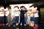 6つ子の登場に沸く岩井勇気。