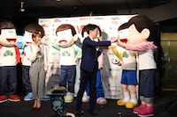 6つ子の登場に沸く岩井勇気。