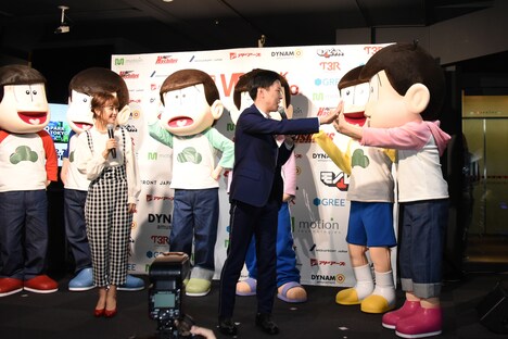 6つ子の登場に沸く岩井勇気。