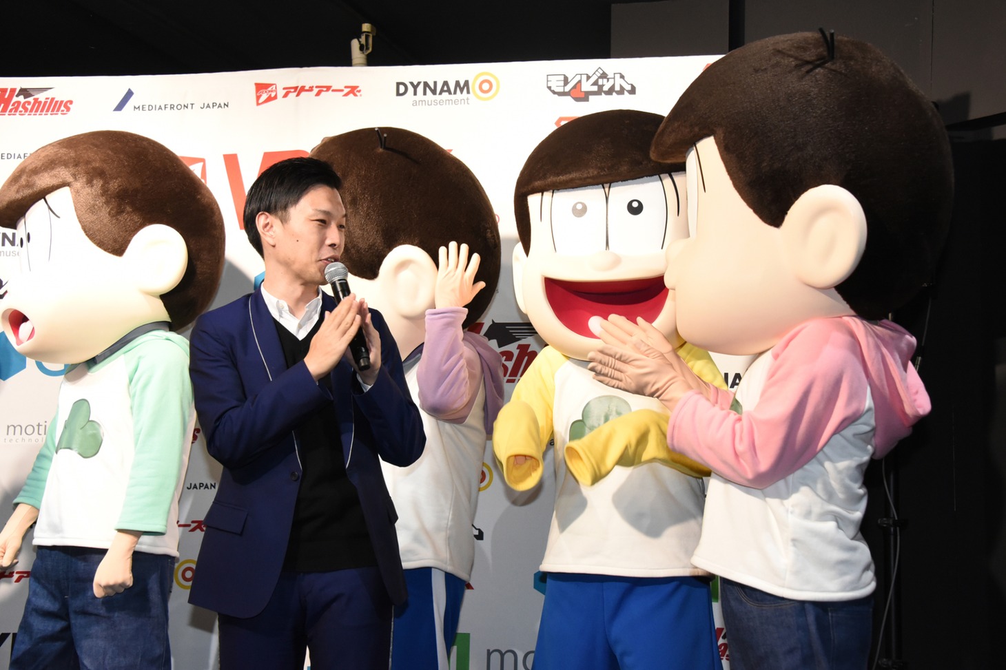 6つ子の登場に沸く岩井勇気。
