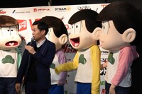 6つ子の登場に沸く岩井勇気。