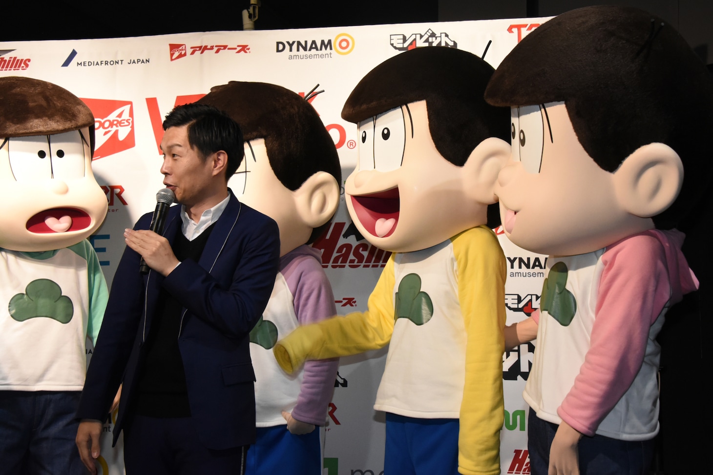 6つ子の登場に沸く岩井勇気。