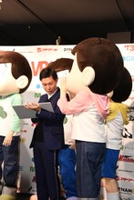 鈴木奈々への「おそ松クイズ」の様子。