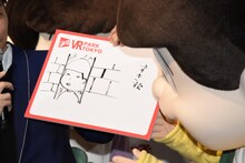 鈴木奈々への「おそ松クイズ」の様子。