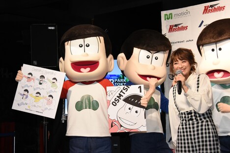 「おそ松さん」の告知をするおそ松。