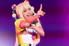 「レイヤードストーリーズ ゼロ アニメ第1話完成披露試写会にて、ミシャラの衣装を着てライブパフォーマンスを披露した高野麻里佳。